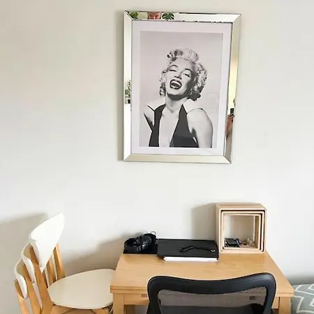 Studio Confortable Avec Acces Rapide A Paris De 2 Minutes Du Metro